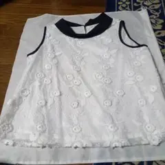 刺繍入りホワイトノースリーブシャツ
