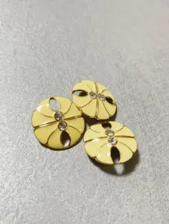 ストーン付きボタン　薄黄色