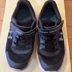 UNDER ARMOUR ブラックスニーカー　22