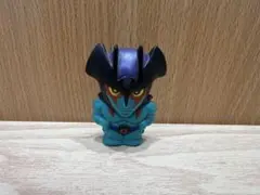 独特なデザインの青いフィギュア