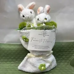 花束　ウサギのぬいぐるみと花のアレンジメント