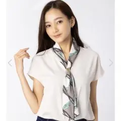 スカーフ付きフレンチ袖ブラウス