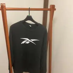 Reebok ブラック ロゴ入り トレーナー