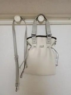 EDITA. ホワイト 2way ショルダーバッグ