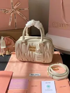 miu miu ホワイト ショルダーバッグ