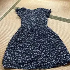 黒地に青い花柄 半袖ワンピース（キッズ）