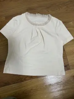 レリアン、フリル付きクリーム色半袖Tシャツ　半袖カットソー