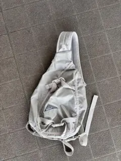 thisisneverthatグレー スリングバッグ 三角ロゴ付き