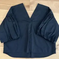 黒いバルーン袖Vネックトップス　ルシャンテ