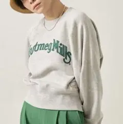 Nutmeg Mills グレー ロゴ入り トレーナー