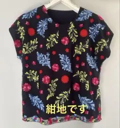 紺地のカットソー、前チュールに鮮やかな刺繍です。