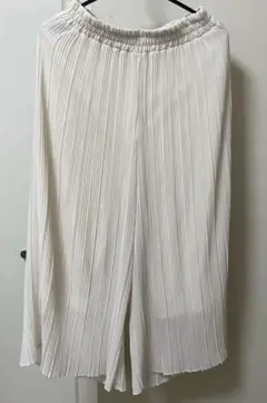 ホワイト プリーツ ワイドパンツ　ゆったり