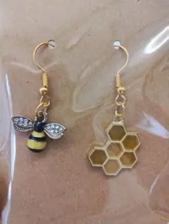 ミツバチと蜂の巣のピアス　⑤
