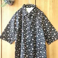 ☘️【itty-bitty】フラワープリント 花柄 バラ 黒地 半袖 シャツ