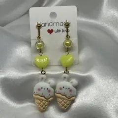 ハンドメイド　うさぎアイスのポップなイヤリング