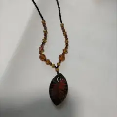 オレンジと黒の葉型ペンダントネックレス