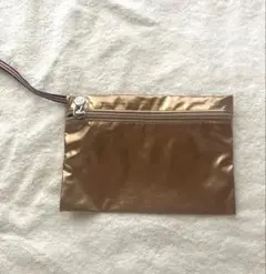金色のファスナー付きポーチ