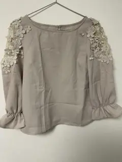 ベージュ 花柄刺繍 七分袖ブラウス