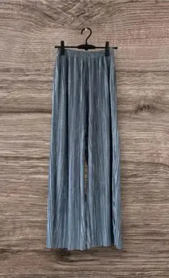 AKNE 光沢ブルーグレー　プリーツワイドパンツ