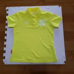 イエローポロシャツ ロゴ付き