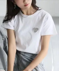 ハートロゴラメ刺繍コンパクトTシャツ ホワイト