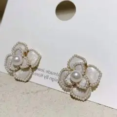 【匿名発送】No. 206大ぶり パール 山茶花ピアス 白 金属アレルギー