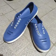 青いラバー スリッポンスニーカー