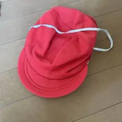 赤いキャップスタイル帽子