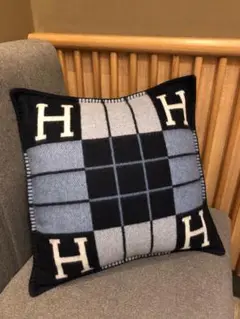 HermèsHロゴ入りチェック柄クッションカバー