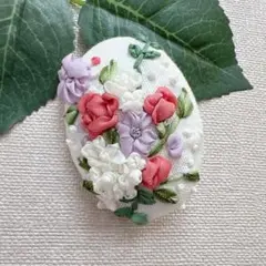 ハンドメイド　刺繍ブローチ　花園　クロバーオーバル55