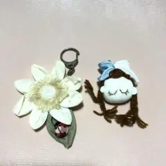 ポテチーノ大きな白いお花のキーホルダー 三つ編みの女の子のブローチセット…