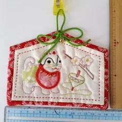 犬の刺繍飾り 赤と白の布製