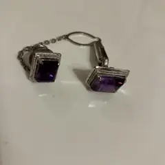 紫色のスクエア型ネクタイピンとカフス1つ