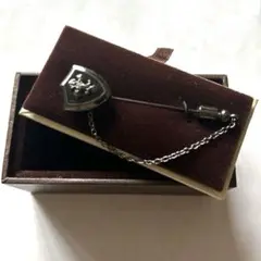 【美品】メンズスーツ着用時ワンポイントアクセサリー　シールドデザイン