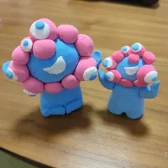 青とピンクのキャラクター紙粘土細工