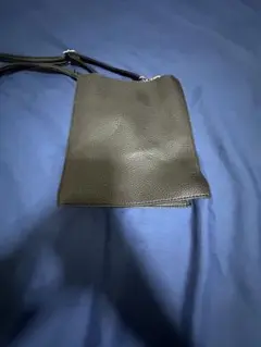 黒いレザーショルダーバッグ