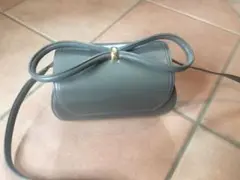 リボン付きグレーショルダーバッグ