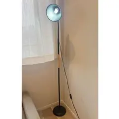 シンプルな黒いフロアスタンド
