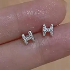 人気❤️イニシャルピアス s925 シルバー 人工ダイヤ 華奢 シンプル 極小