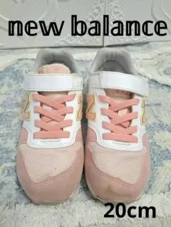 New Balance ピンクスニーカー