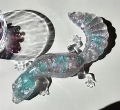 カラフルなヒョウモントカゲモドキの置物