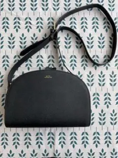 【美品譲り】A.P.C. ハーフムーン ショルダーバック ブラック