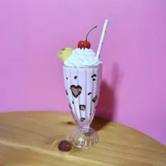 【訳あり】ヒョウ柄グラスのストロベリーミルクシェイク　サンプル　ダイナー　リビー