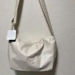 ☆本日限定価格☆☆新品☆大きめ☆合成皮革 ショルダーバッグ　アイボリー