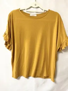 フリル付きマスタード色Tシャツ