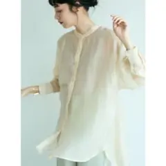クリーム色のボタン付き長袖シャツ　シアーシャツ