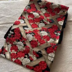 正絹袋帯 黒地に紅白菊花に金格子柄 リメイクに