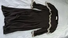 黒の波形装飾フレアスリーブワンピース