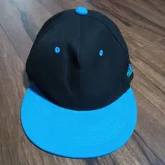黒と青のスナップバックキャップ