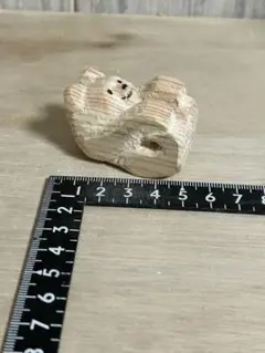 木彫り小さなくまさんひっくりかえって足の裏を見せる